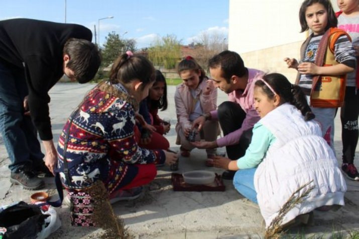 Atık Şişelerden Saksı Yapıp Tohum Ektiler